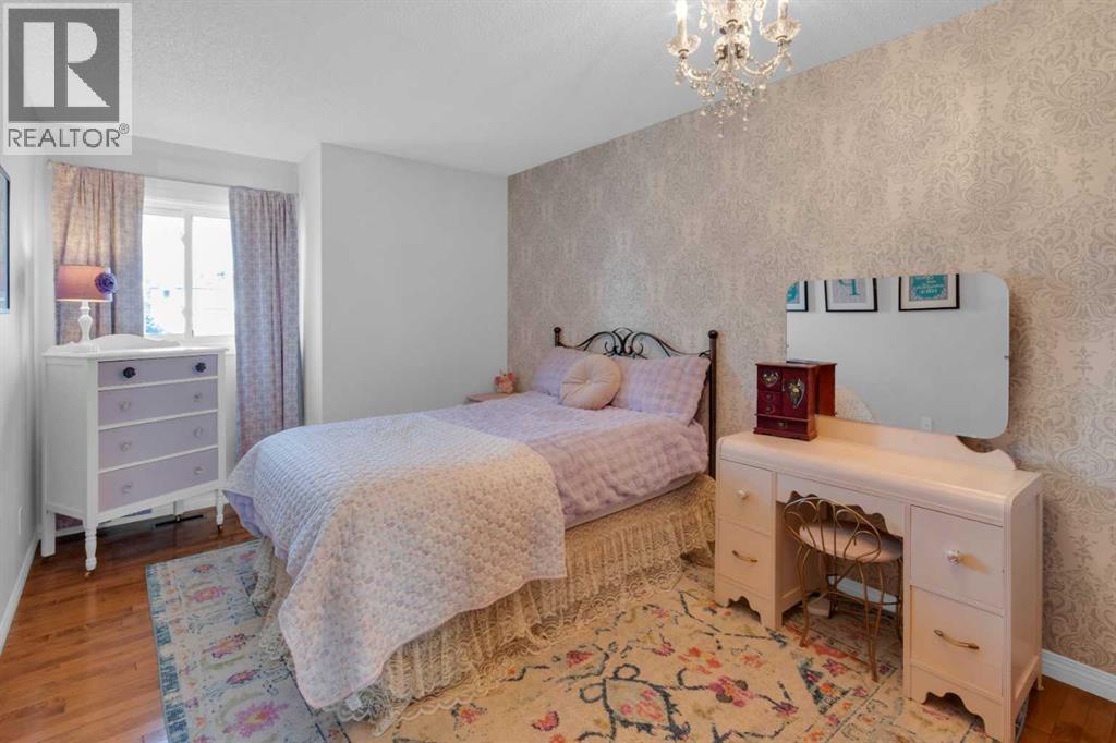 Single Family House for Sale in  Woodbriar Place SW Woodbine Calgary 