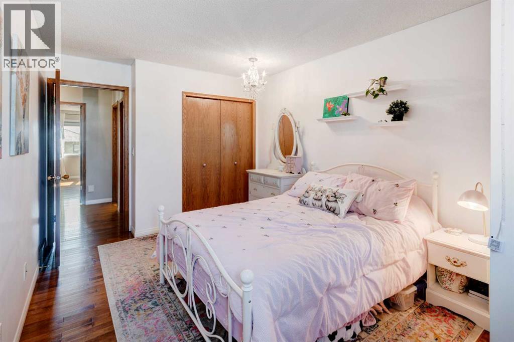Single Family House for Sale in  Woodbriar Place SW Woodbine Calgary 