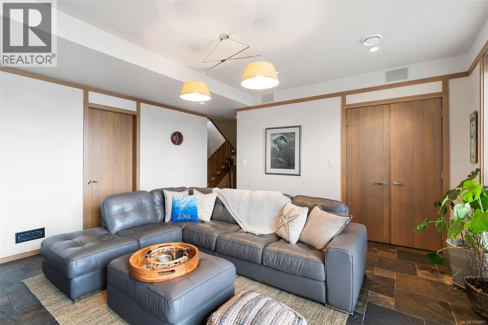  5073 Cordova Bay Road, Saanich
