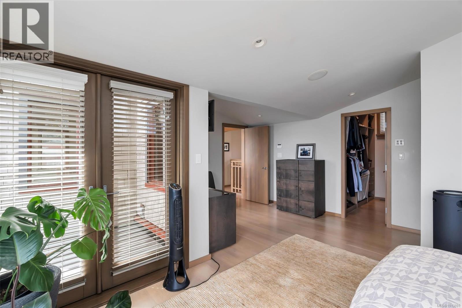  5073 Cordova Bay Road, Saanich