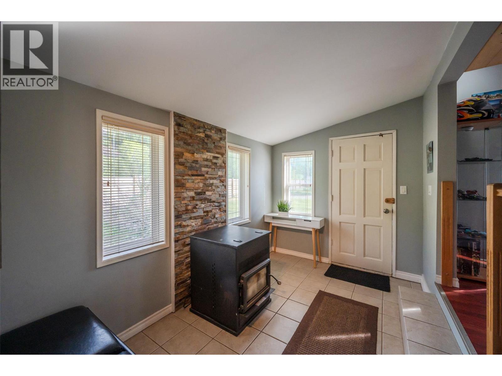 5471 SAWMILL Road, Oliver