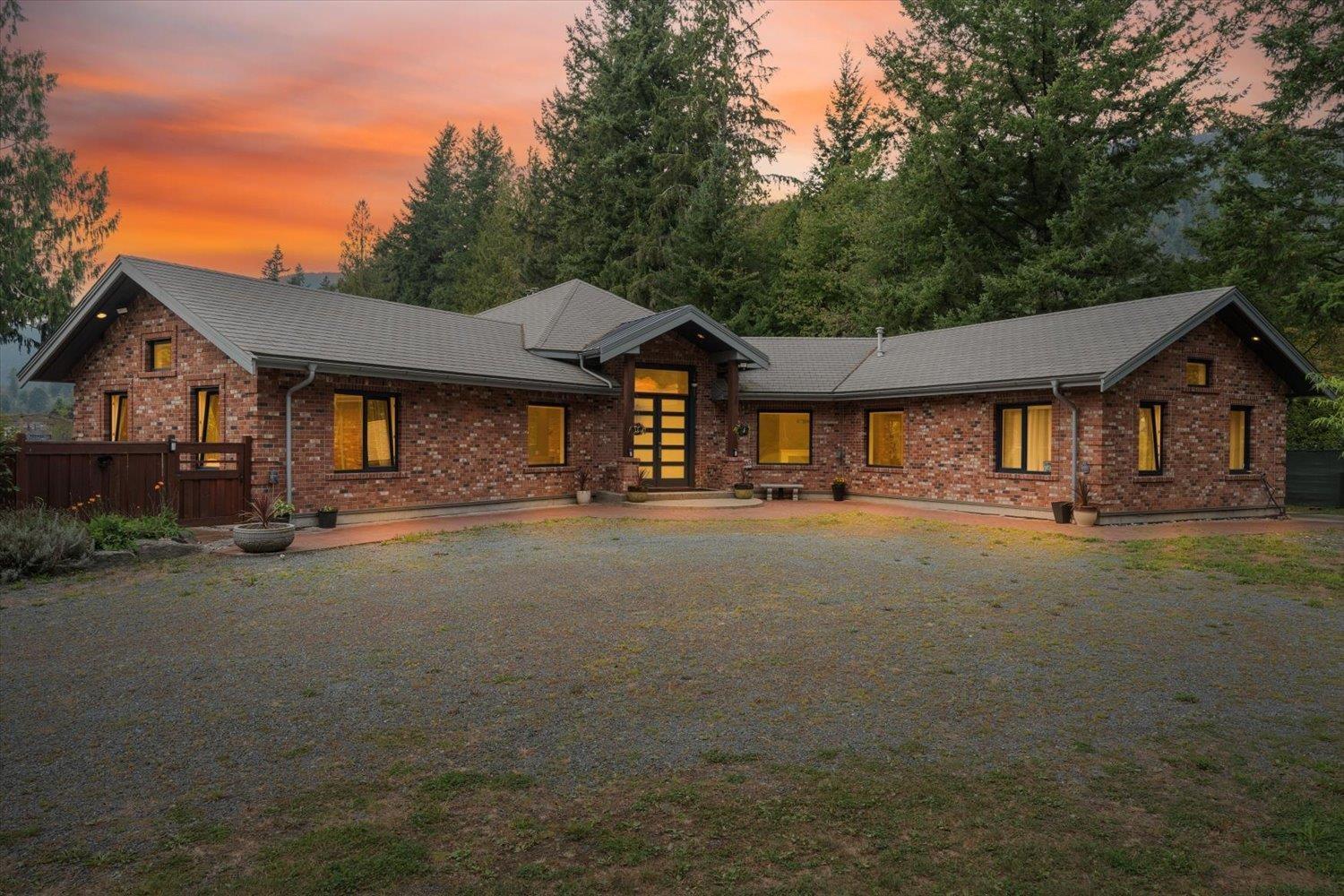 1185 COLUMBIA VALLEY ROAD, Columbia Valley, Columbia Valley