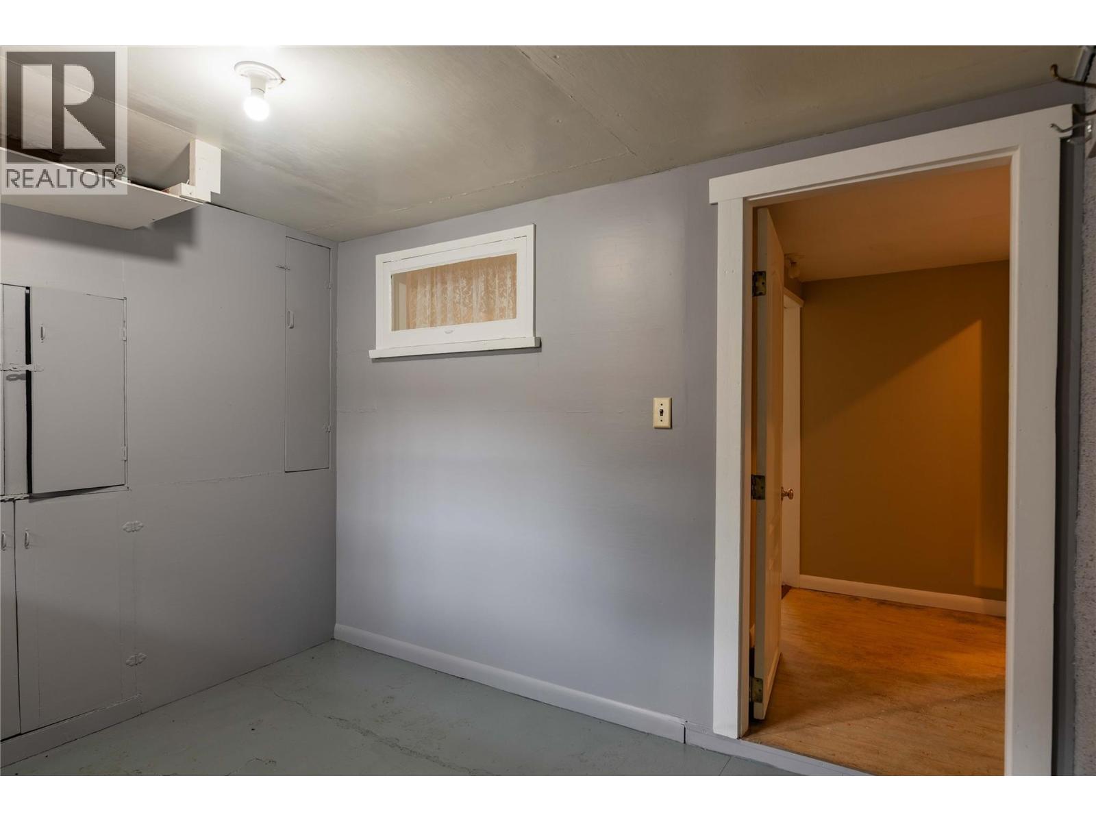 916 Nelson Avenue, Trail