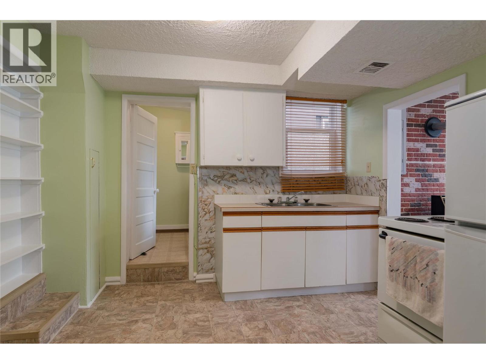 916 Nelson Avenue, Trail
