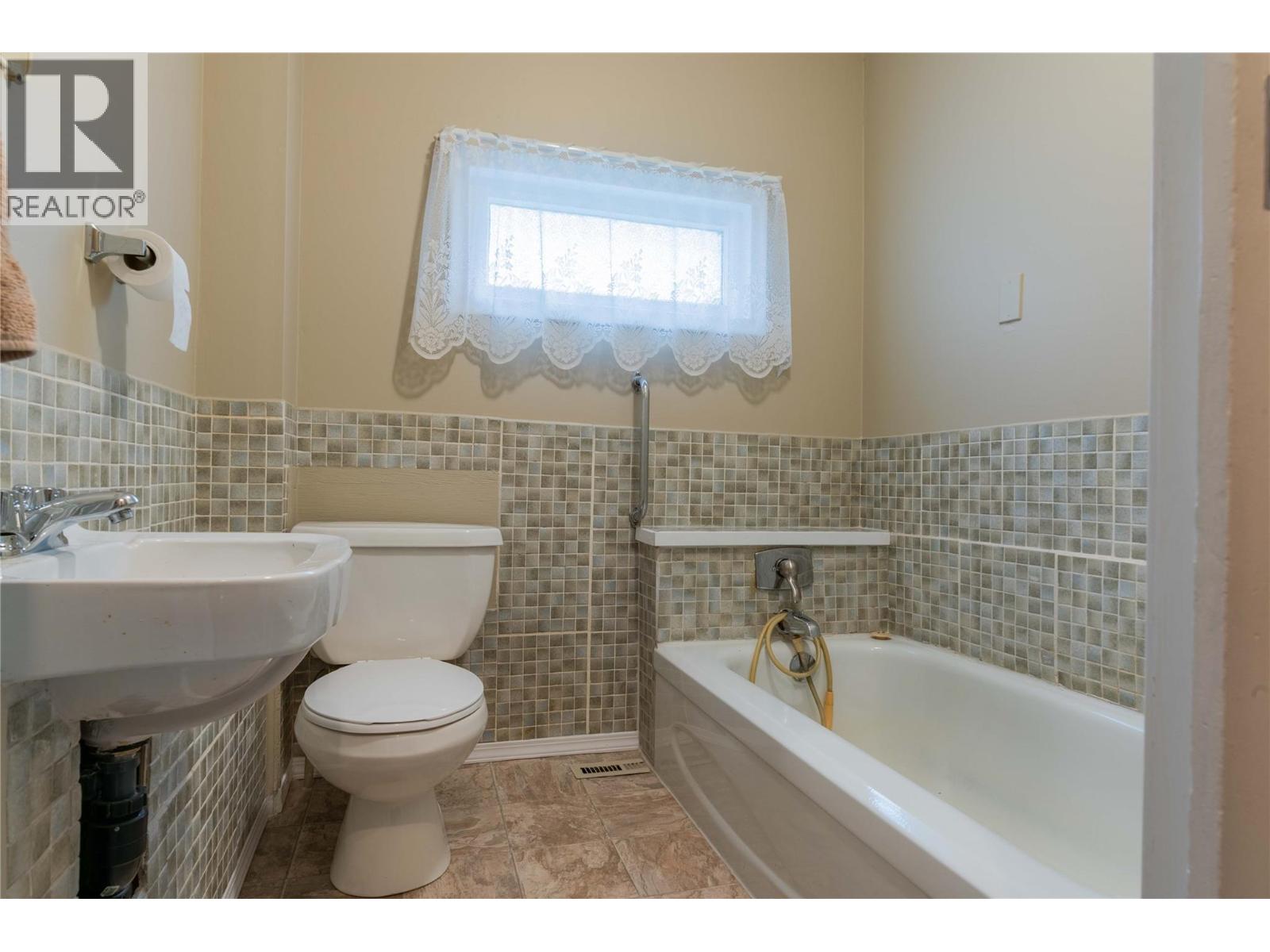 916 Nelson Avenue, Trail
