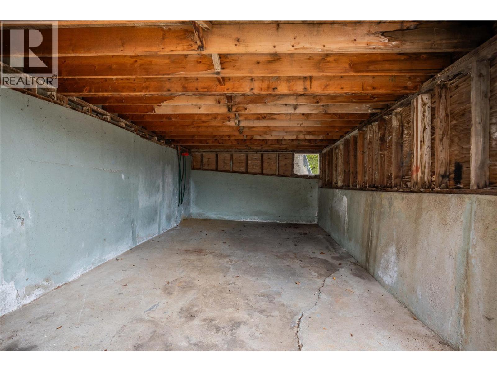 916 Nelson Avenue, Trail