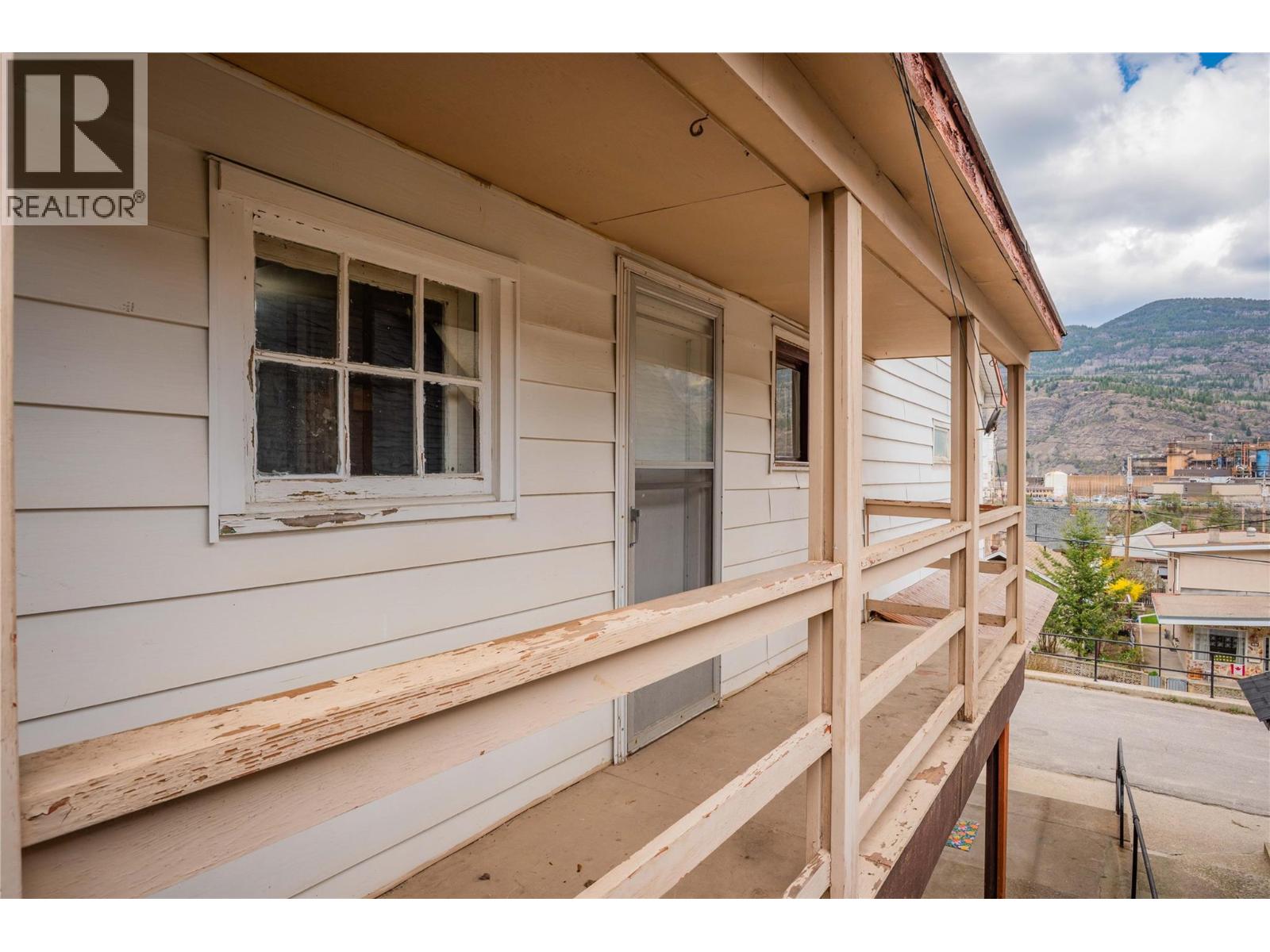 916 Nelson Avenue, Trail