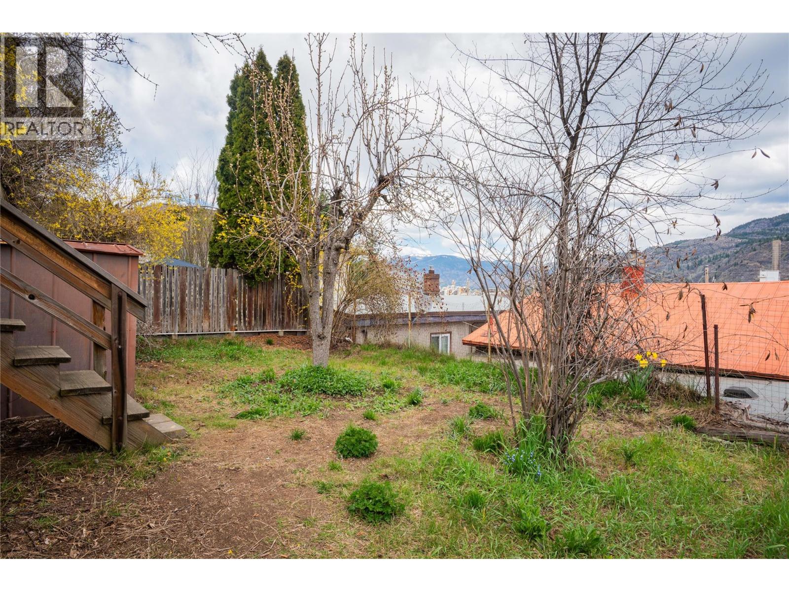 916 Nelson Avenue, Trail