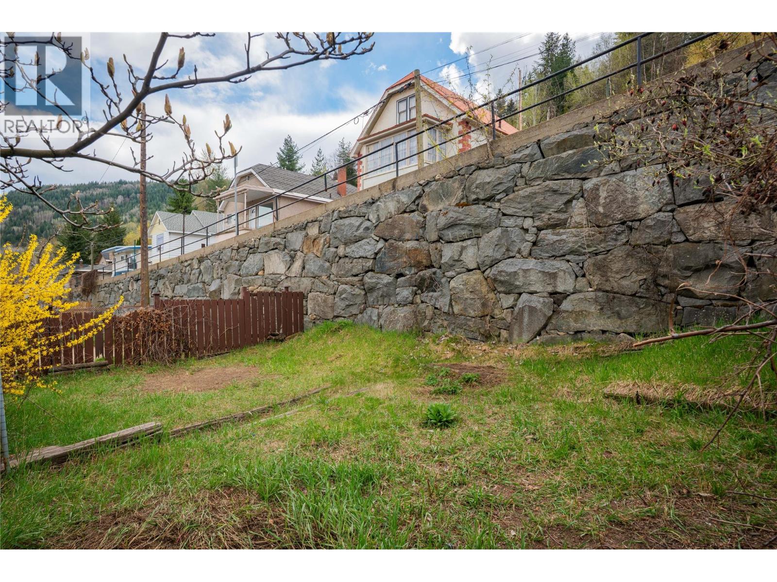 916 Nelson Avenue, Trail