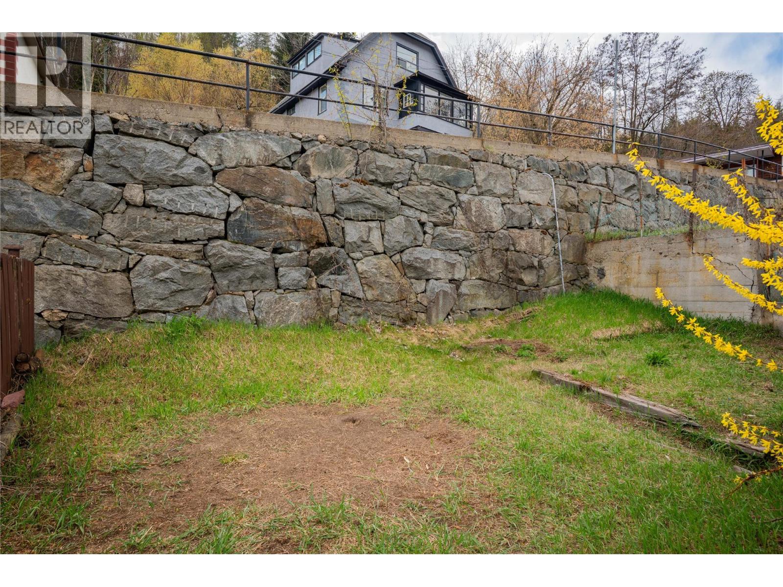 916 Nelson Avenue, Trail