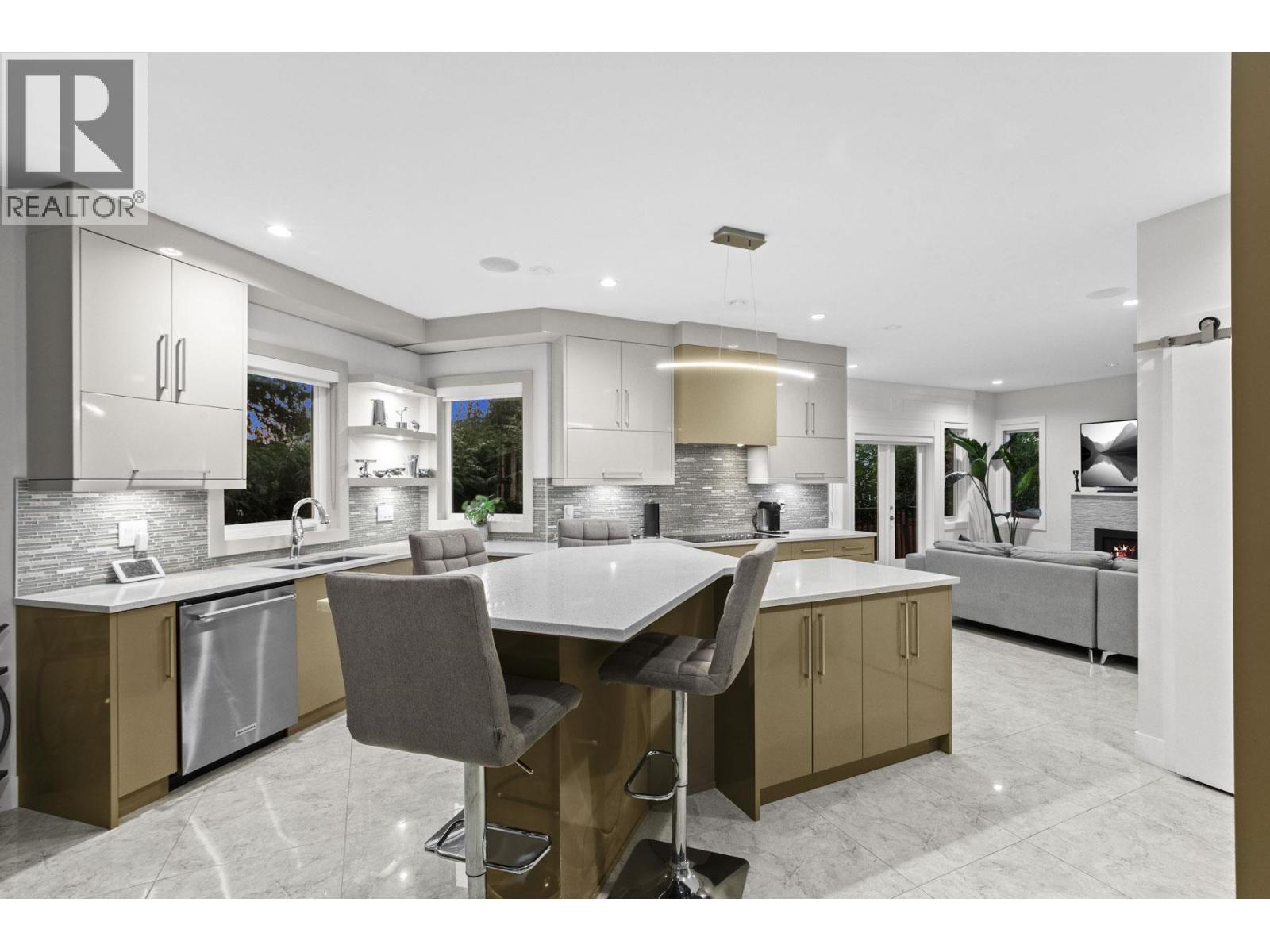 4935 CEDARCREST AVENUE, North Vancouver