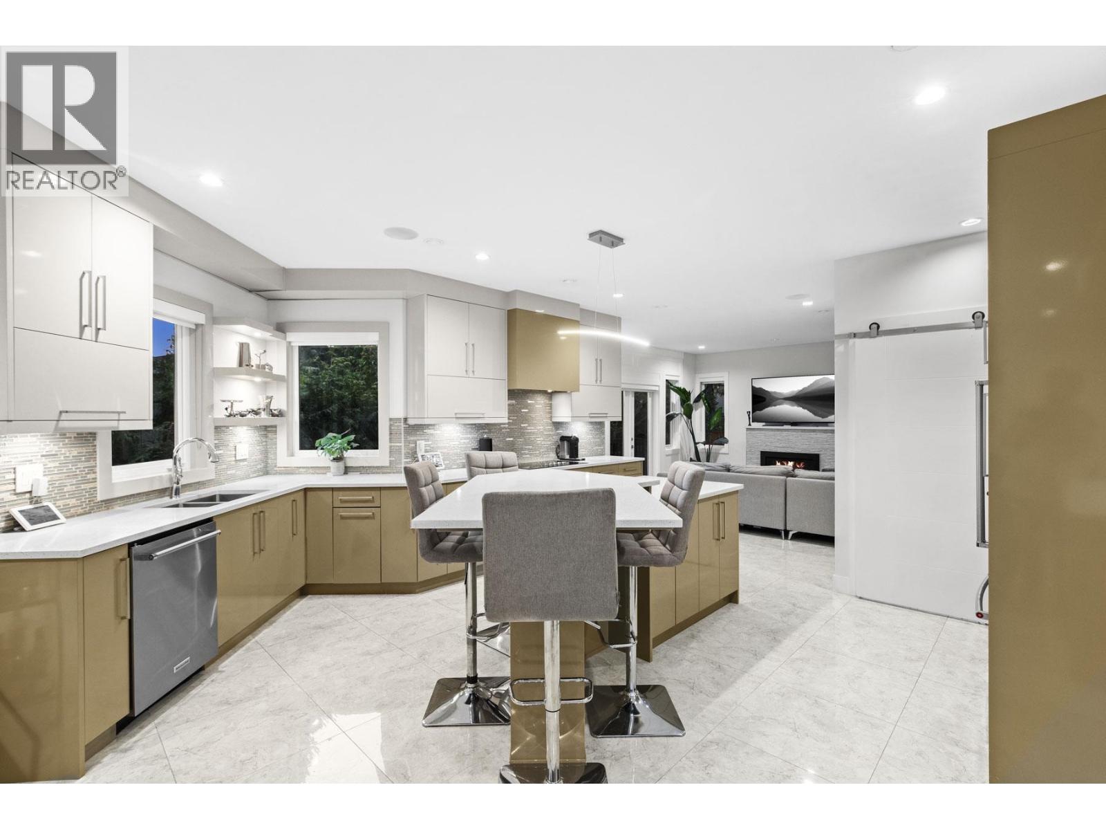 4935 CEDARCREST AVENUE, North Vancouver