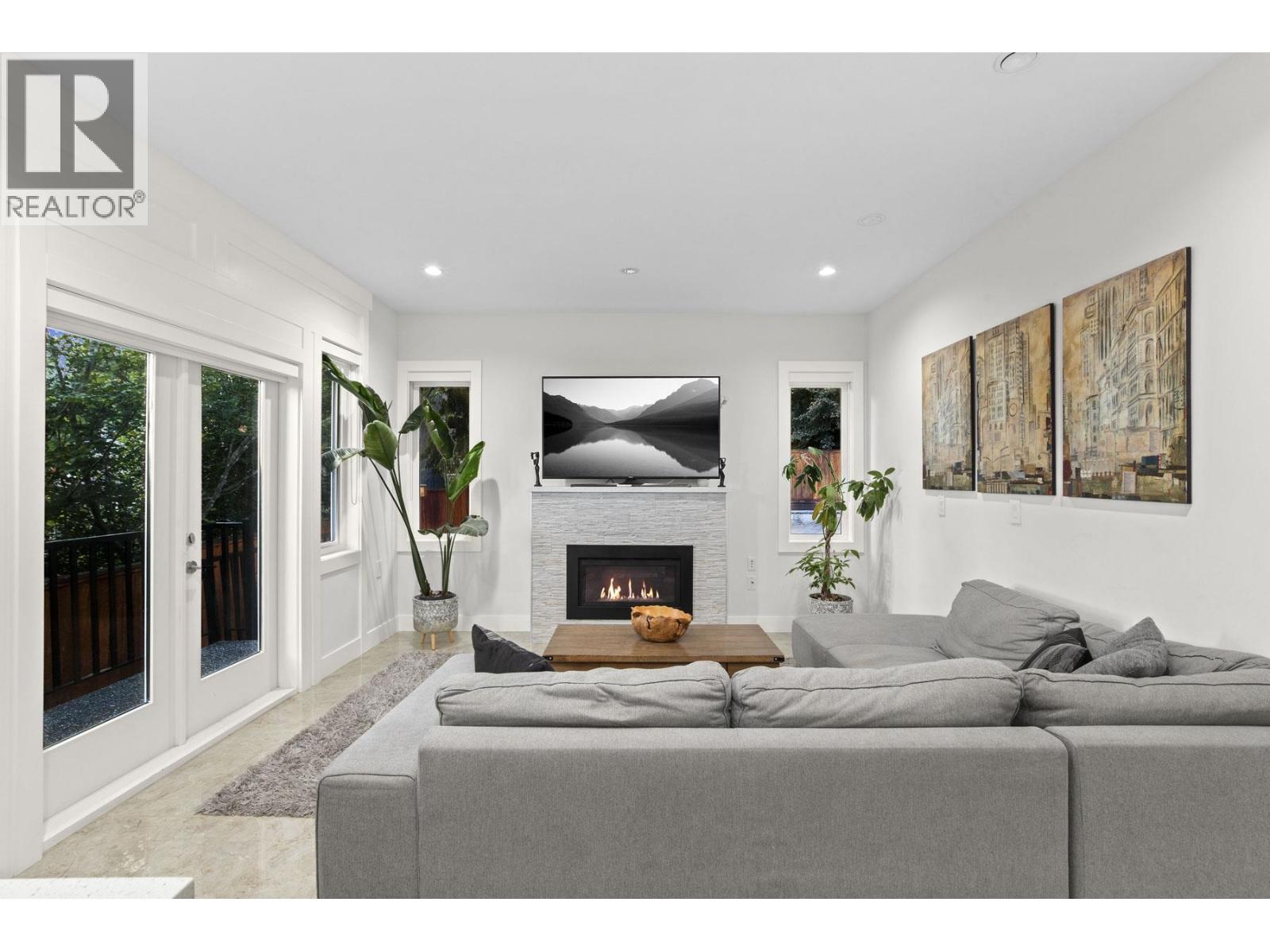 4935 CEDARCREST AVENUE, North Vancouver
