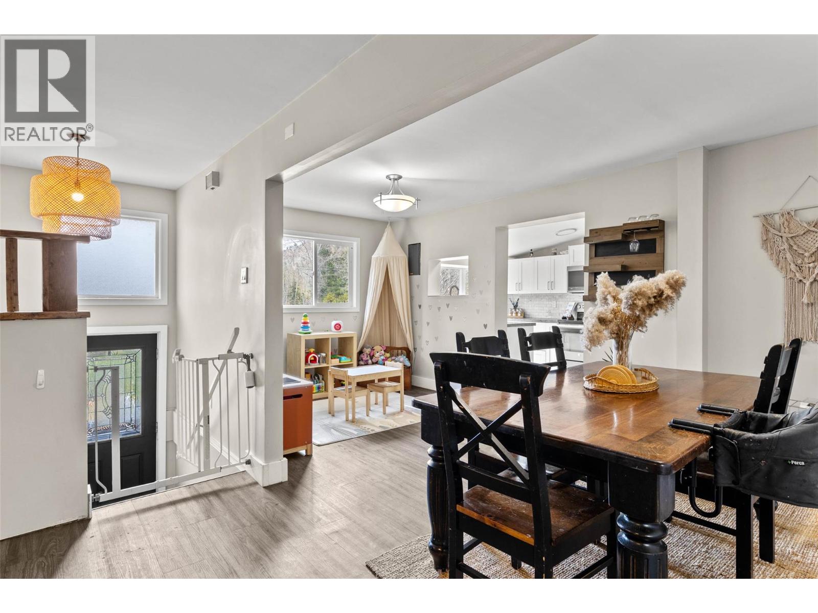 366 Staines Road, Barriere