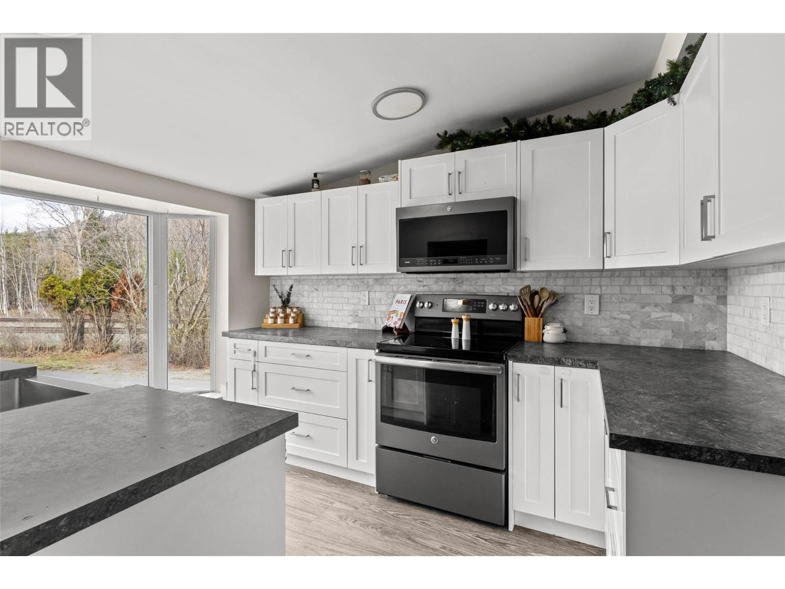 366 Staines Road, Barriere