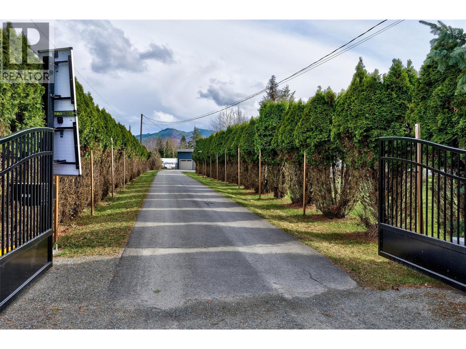 366 Staines Road, Barriere