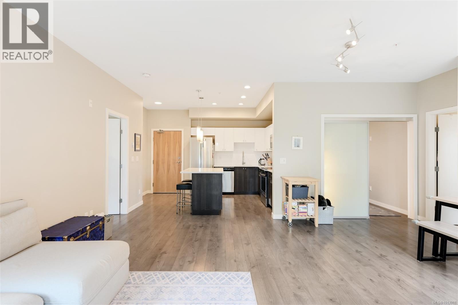 206 767 Tyee Road, Victoria