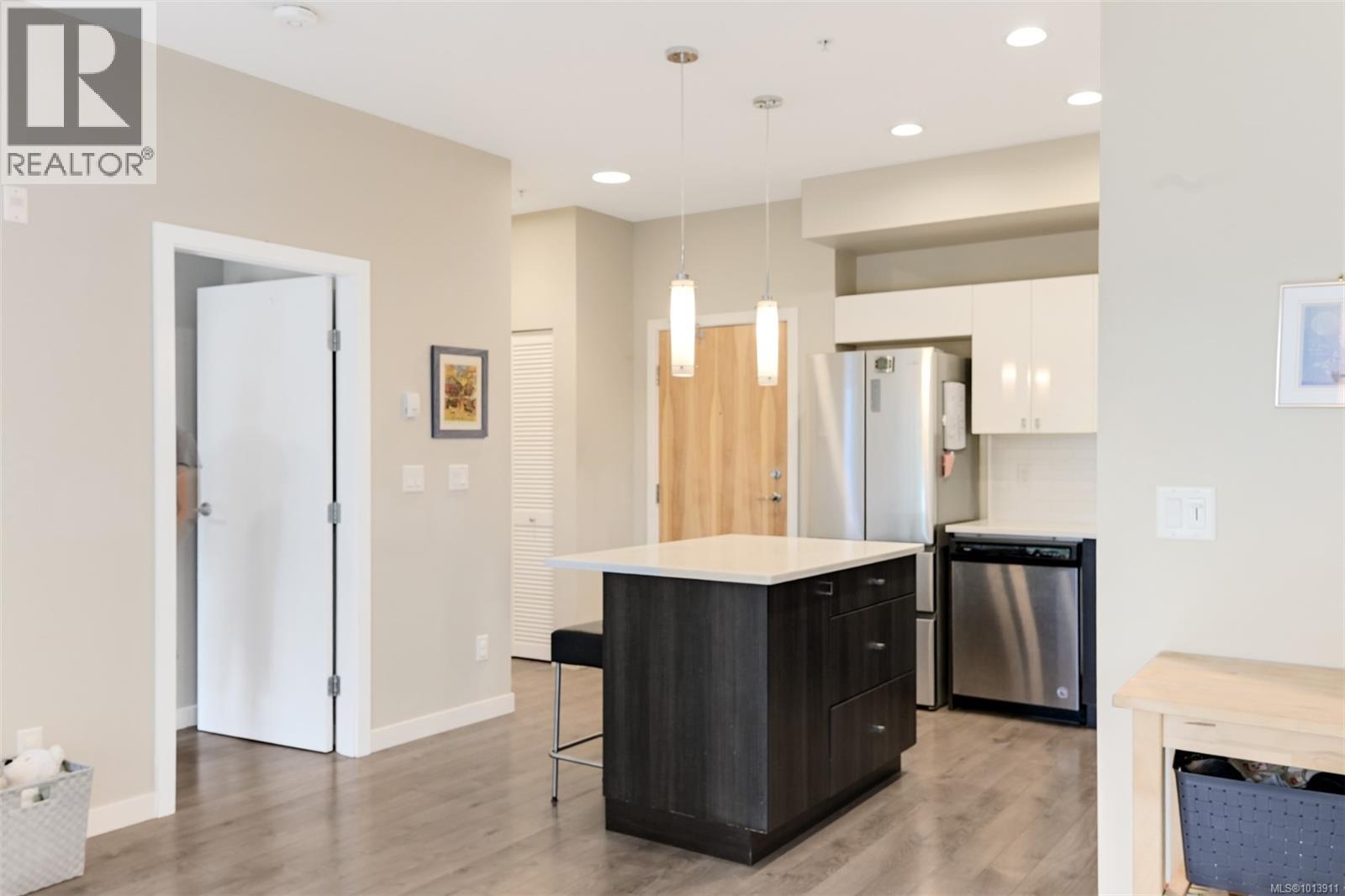 206 767 Tyee Road, Victoria