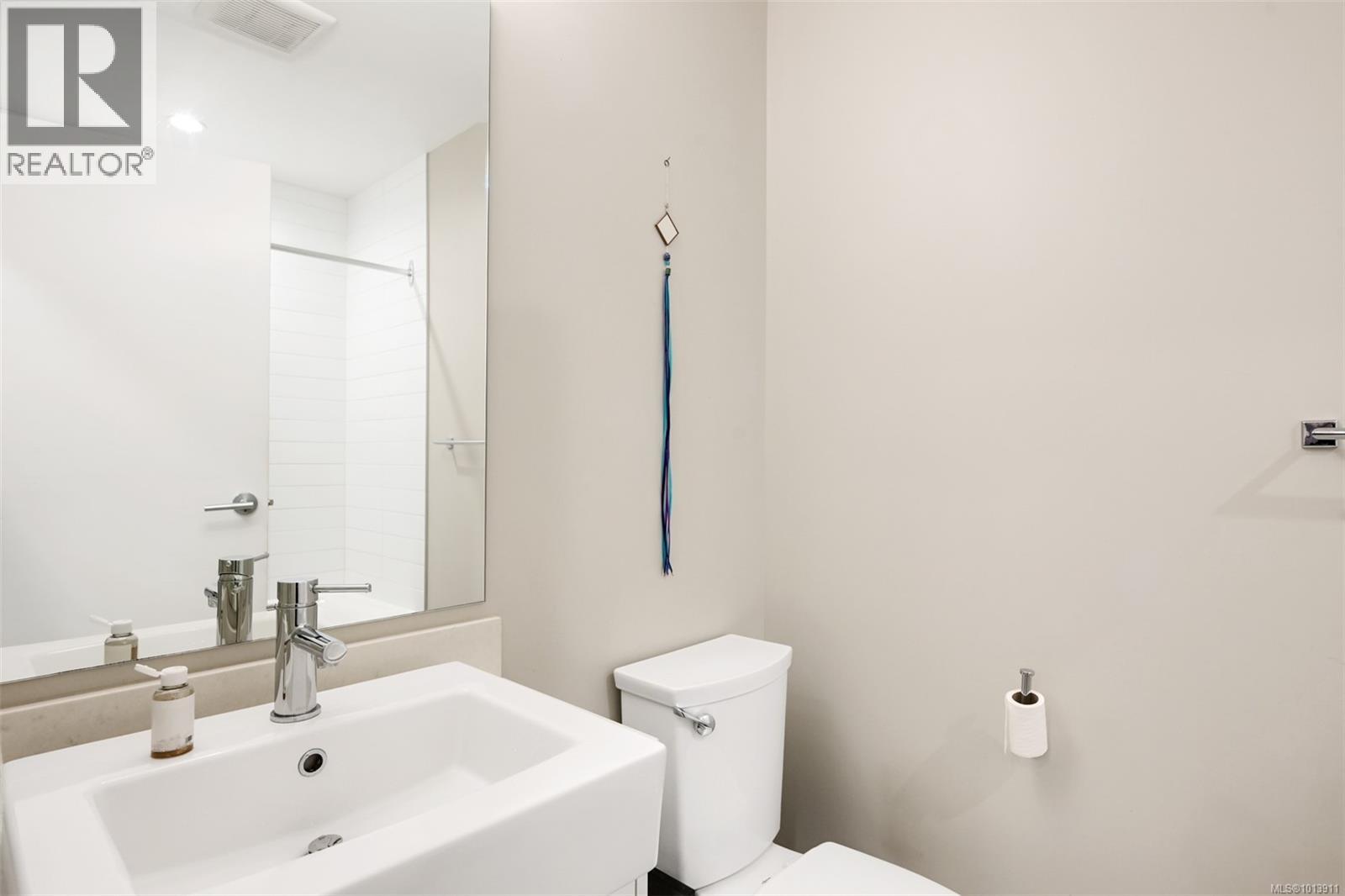 206 767 Tyee Road, Victoria