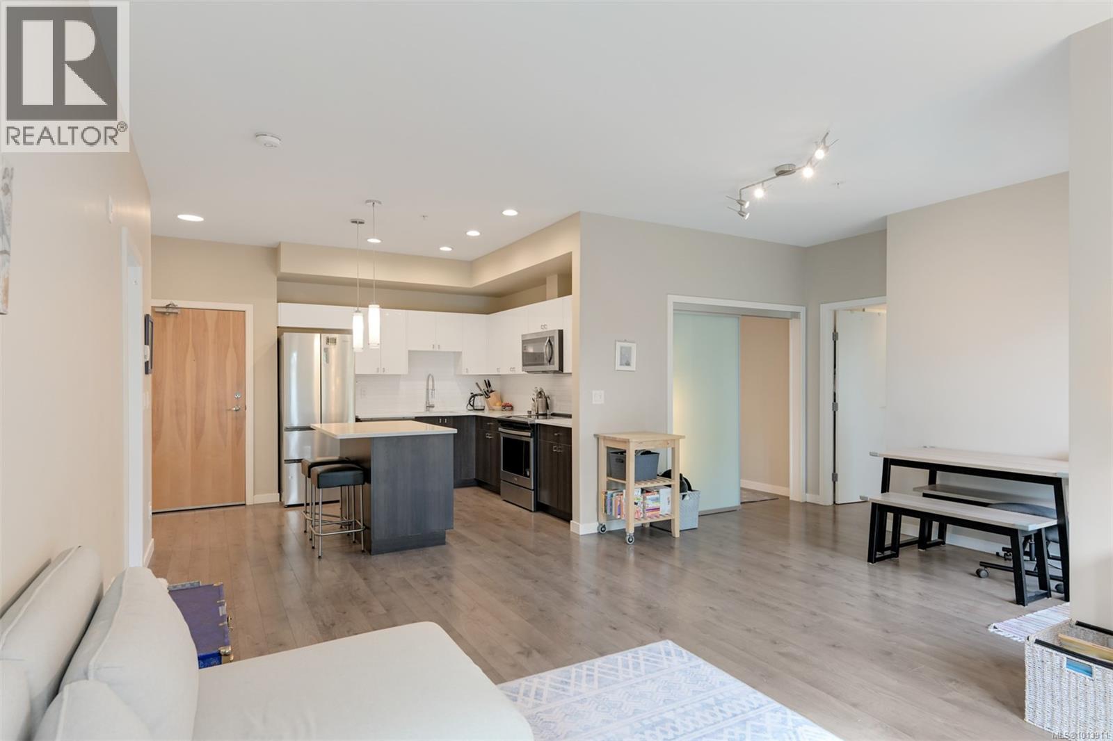 206 767 Tyee Road, Victoria