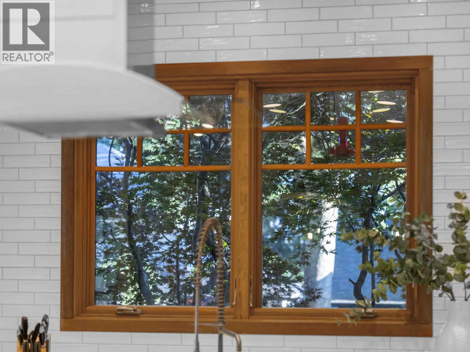 575 E 17TH STREET, North Vancouver
