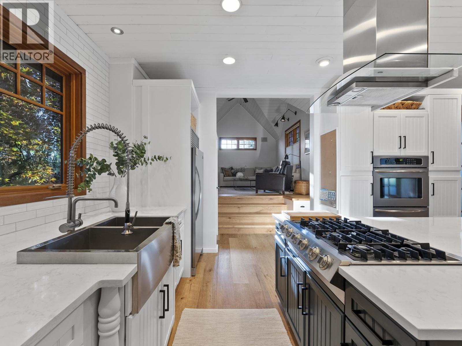 575 E 17TH STREET, North Vancouver