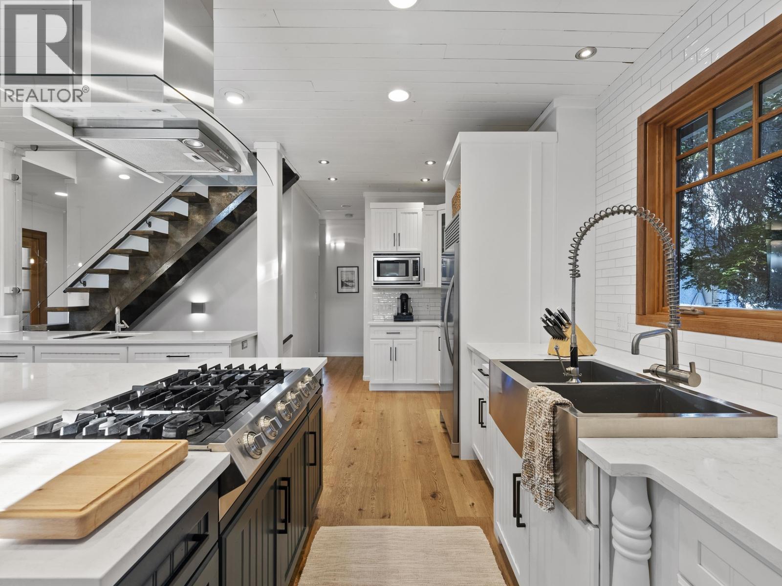 575 E 17TH STREET, North Vancouver
