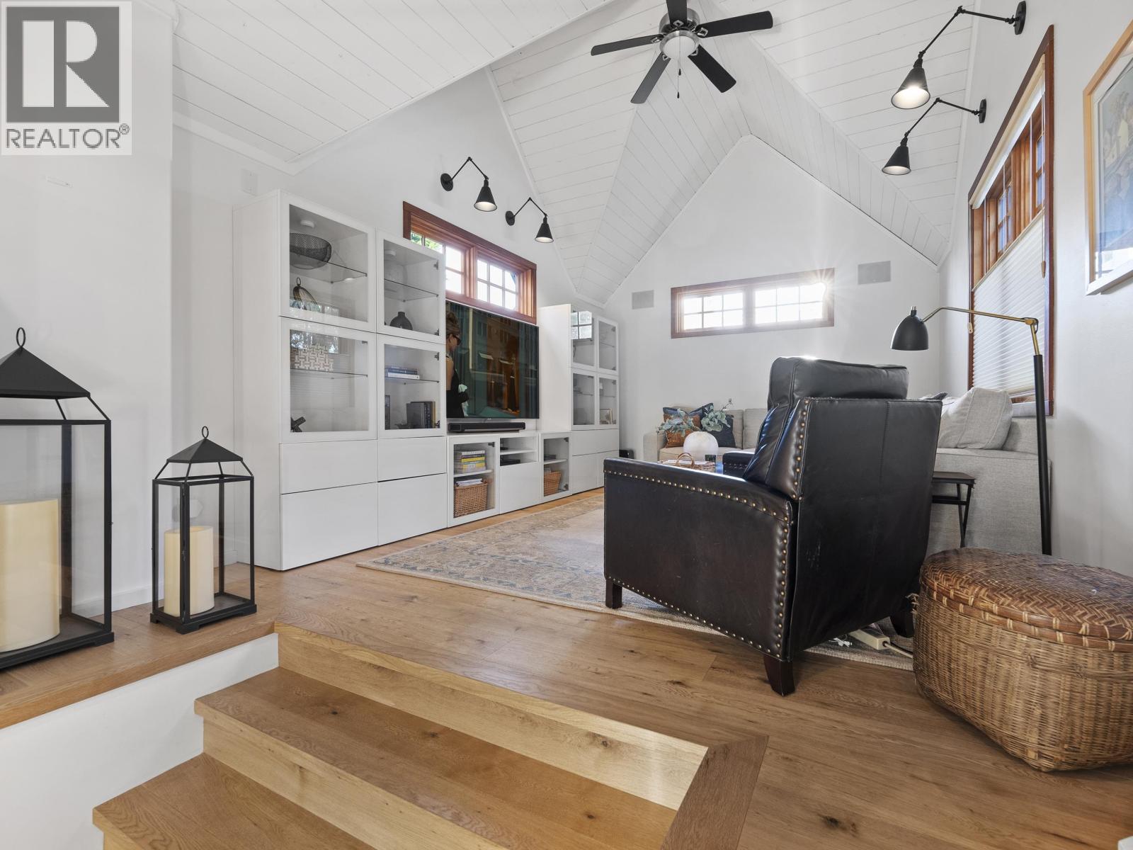 575 E 17TH STREET, North Vancouver