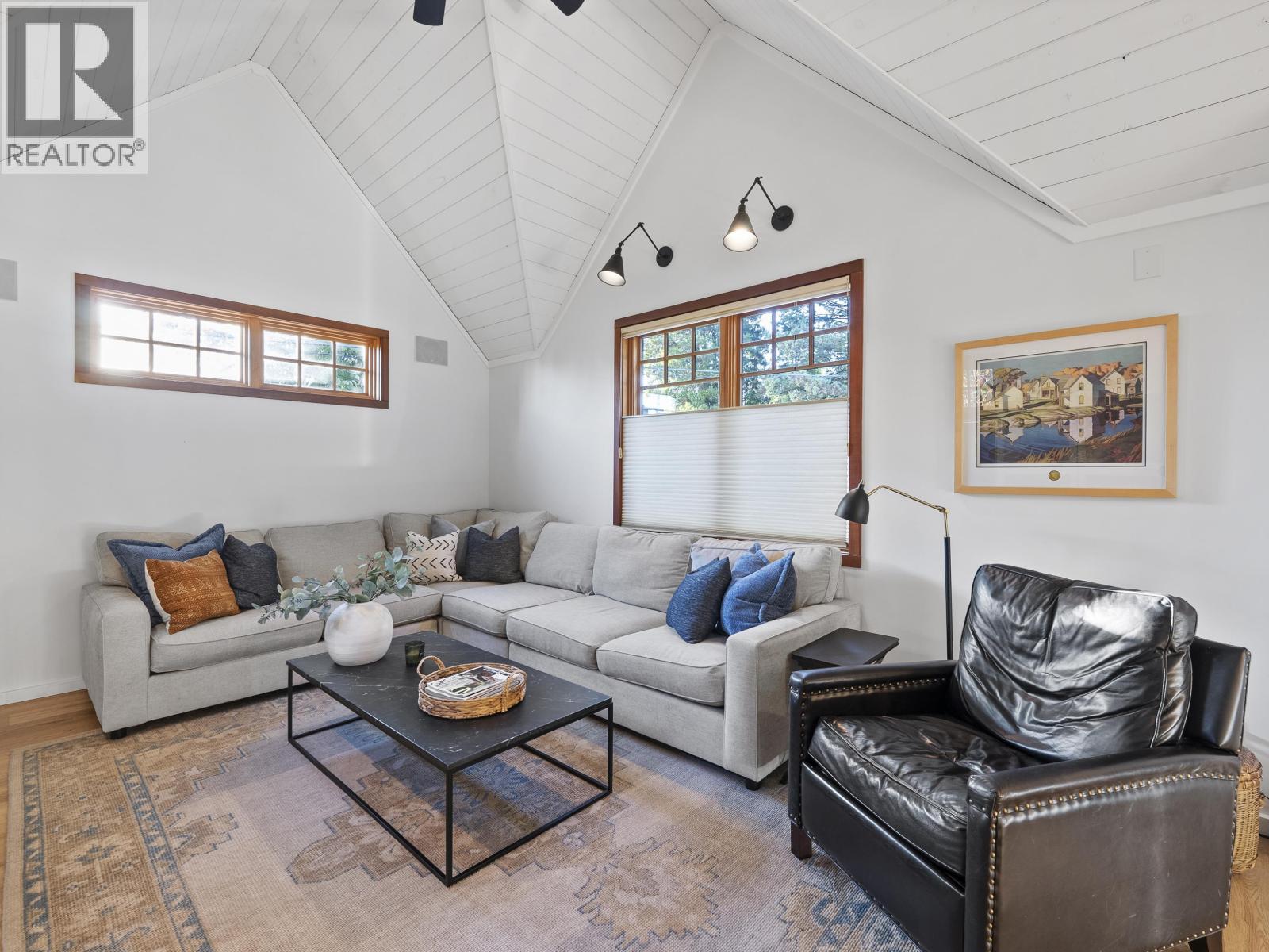 575 E 17TH STREET, North Vancouver