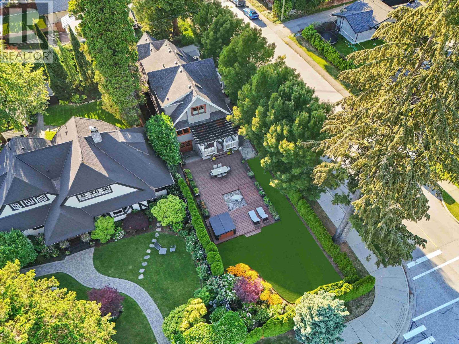 575 E 17TH STREET, North Vancouver