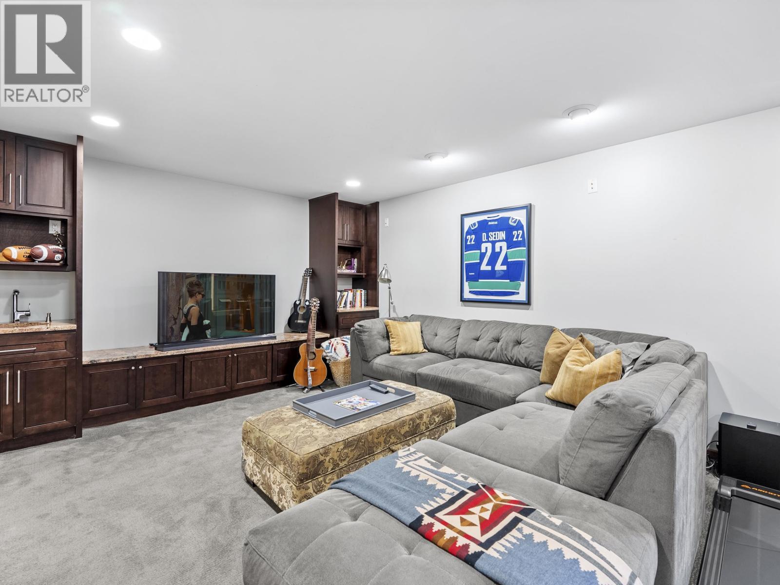 575 E 17TH STREET, North Vancouver