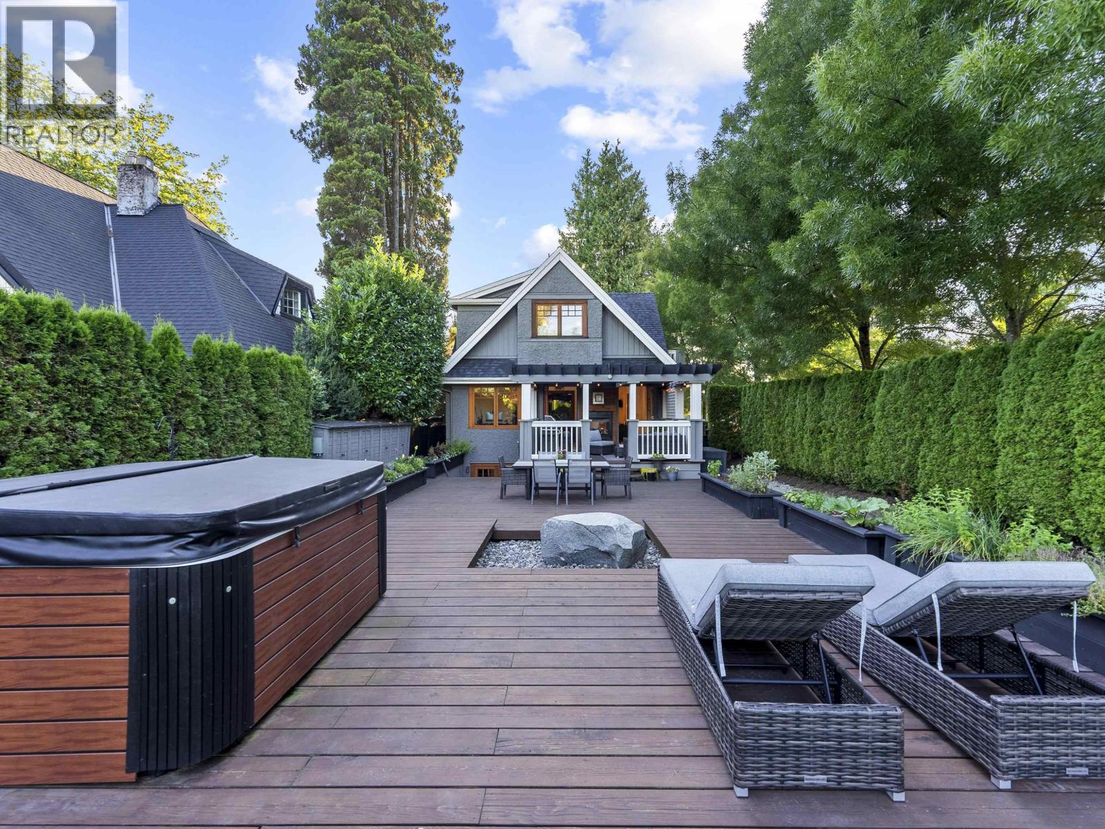 575 E 17TH STREET, North Vancouver