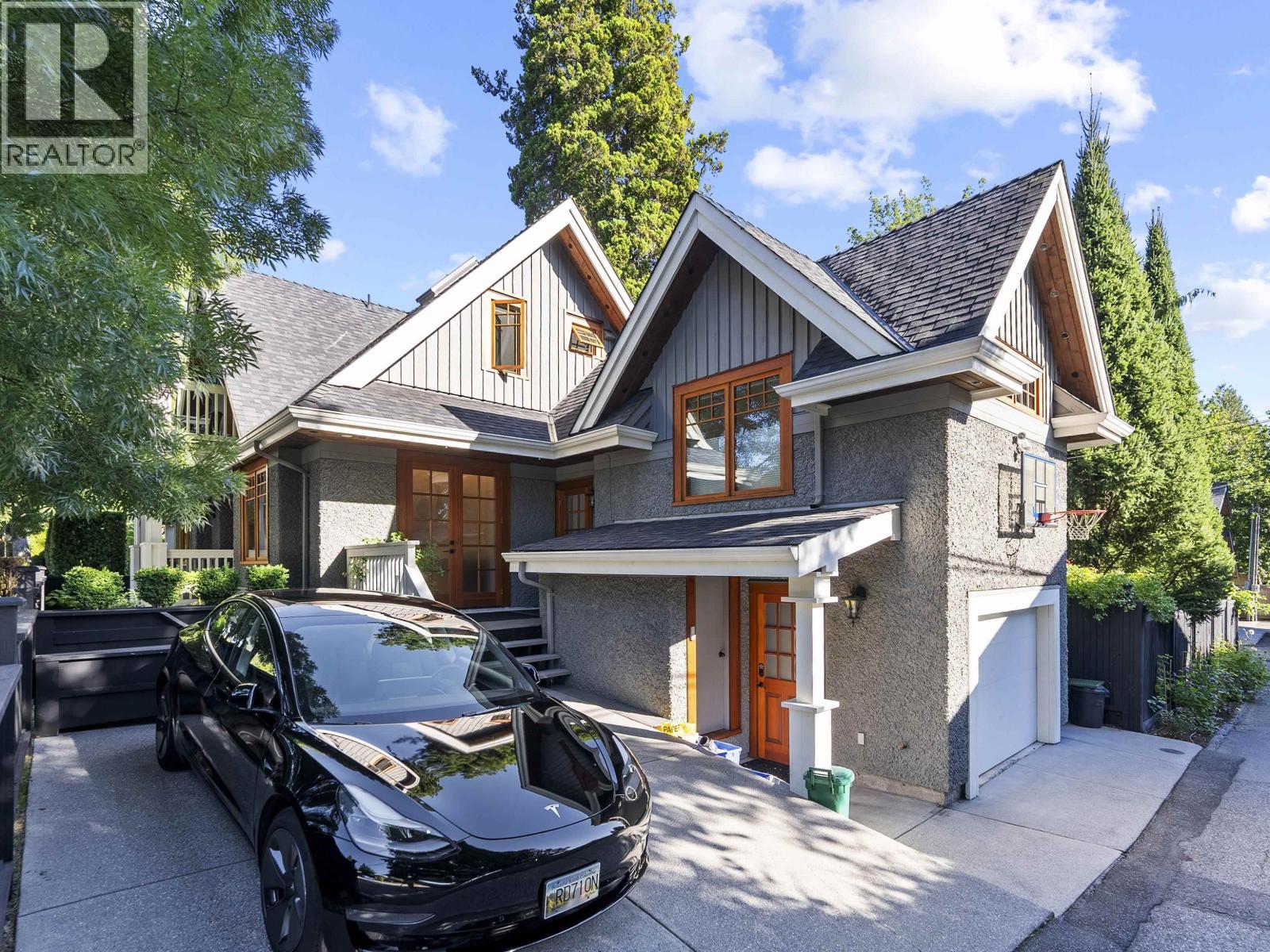 575 E 17TH STREET, North Vancouver