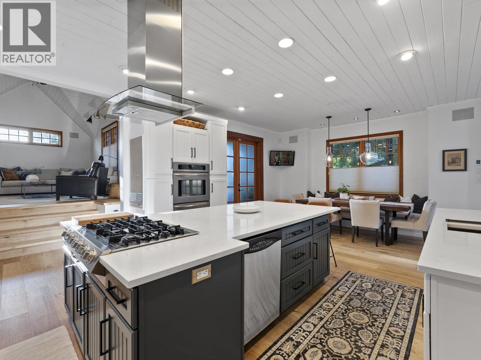 575 E 17TH STREET, North Vancouver