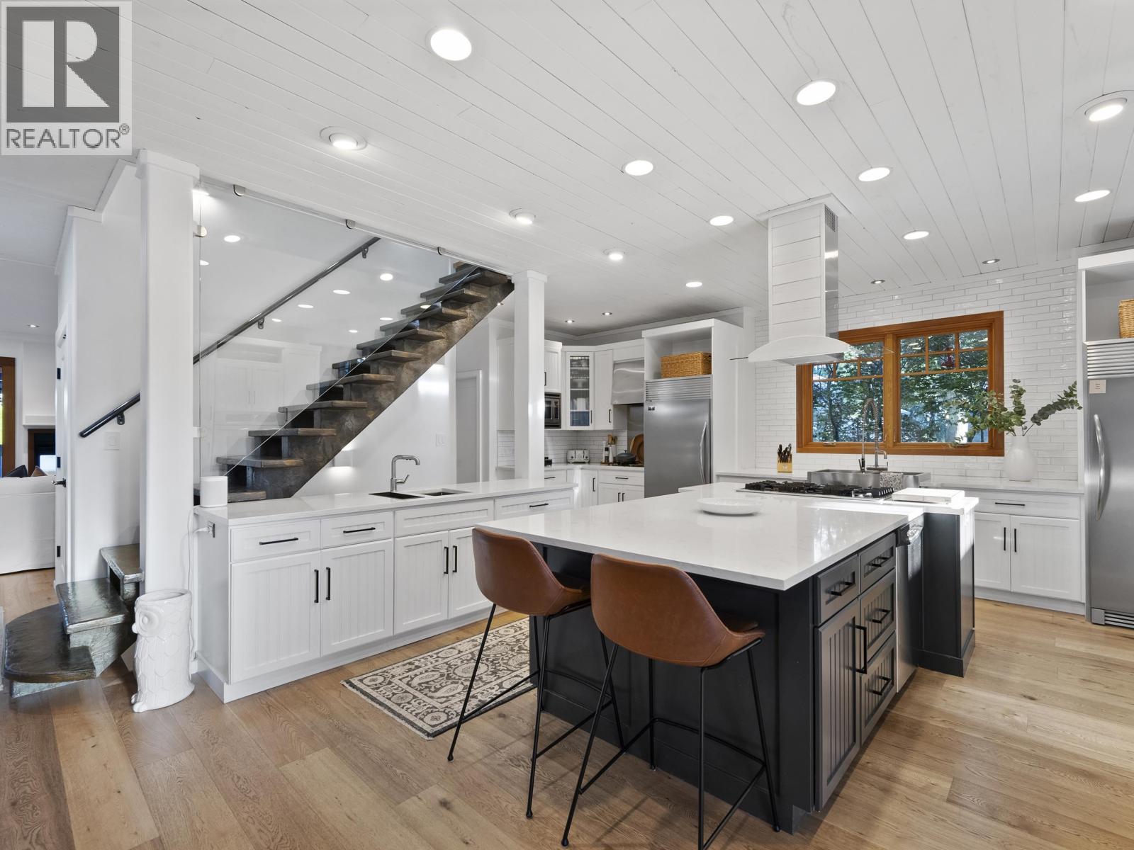 575 E 17TH STREET, North Vancouver