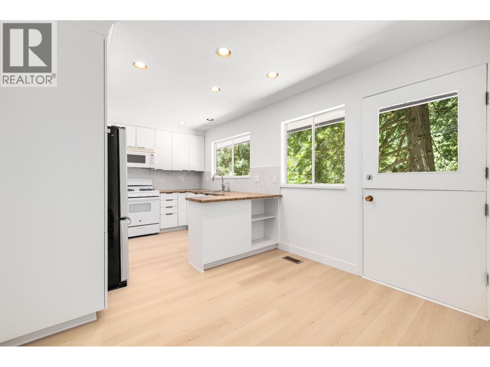 4755 COVE CLIFF ROAD, North Vancouver