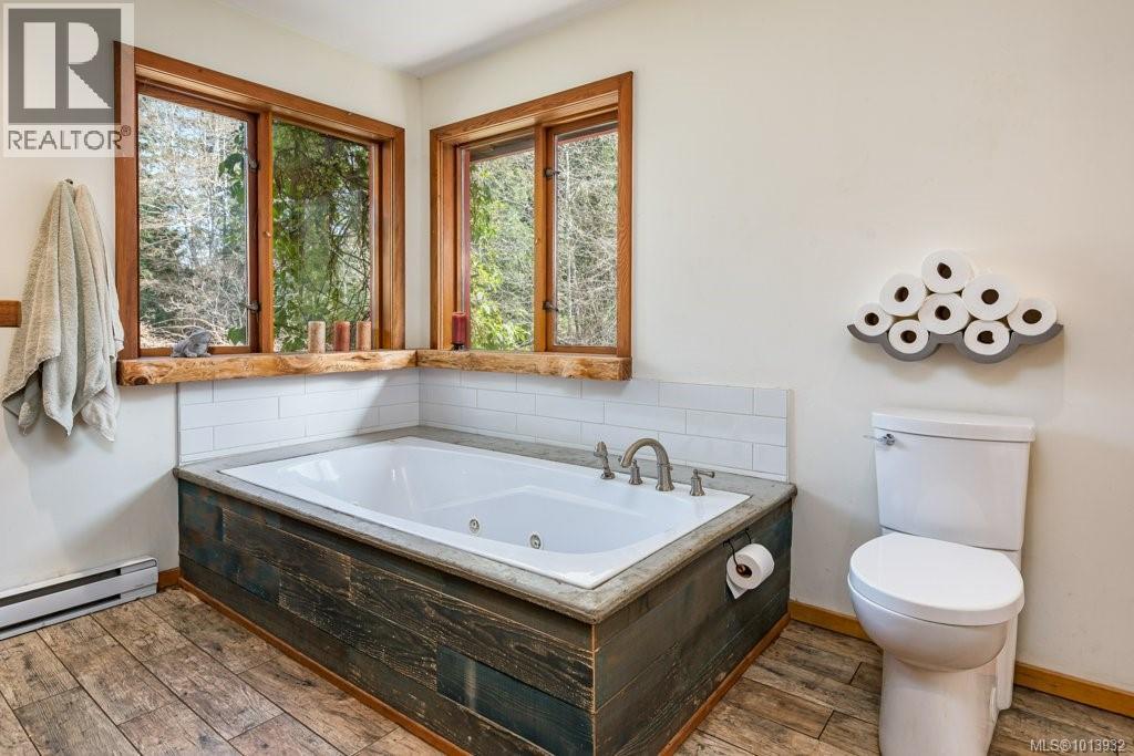 9000 Rayelyn Lane, Denman Island