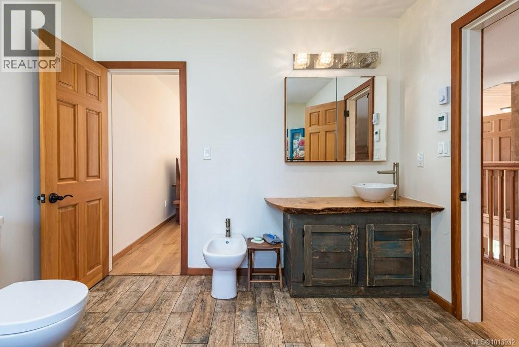 9000 Rayelyn Lane, Denman Island