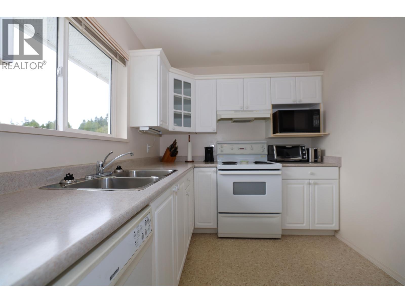 28 5610 TRAIL AVENUE, Sechelt