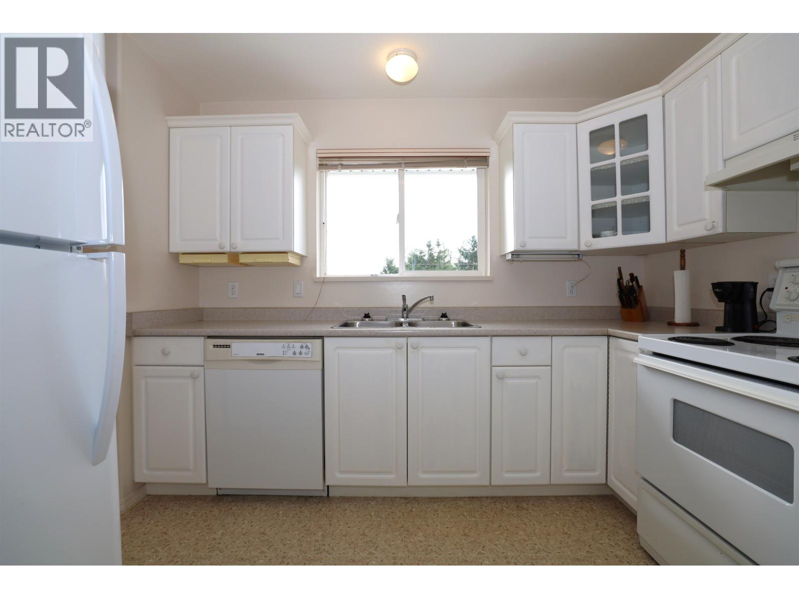 28 5610 TRAIL AVENUE, Sechelt