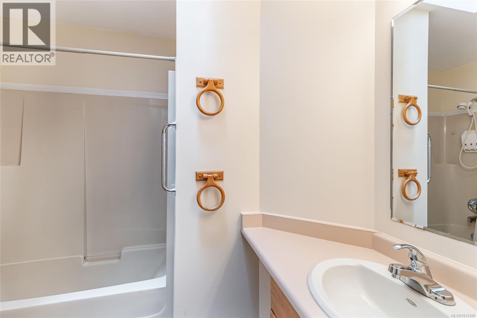 103 240 Stanford Ave E, Parksville