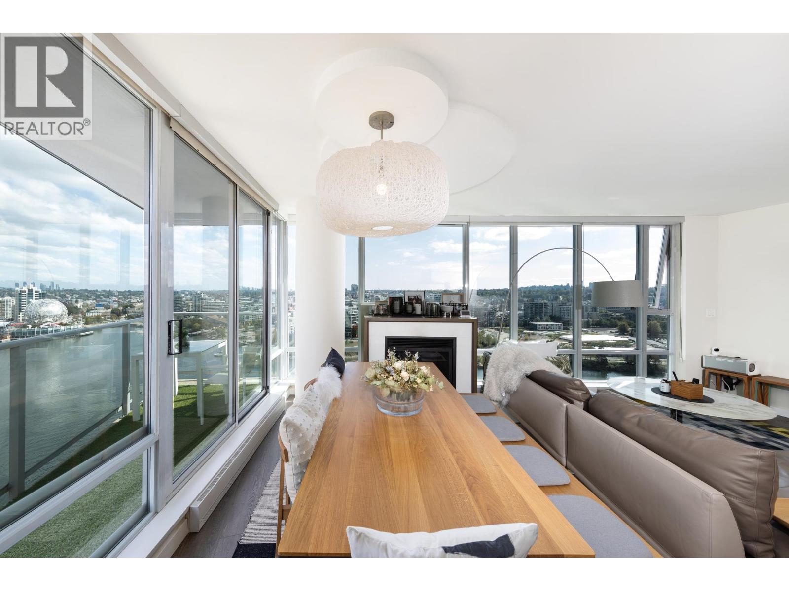 2501 8 SMITHE MEWS, Vancouver