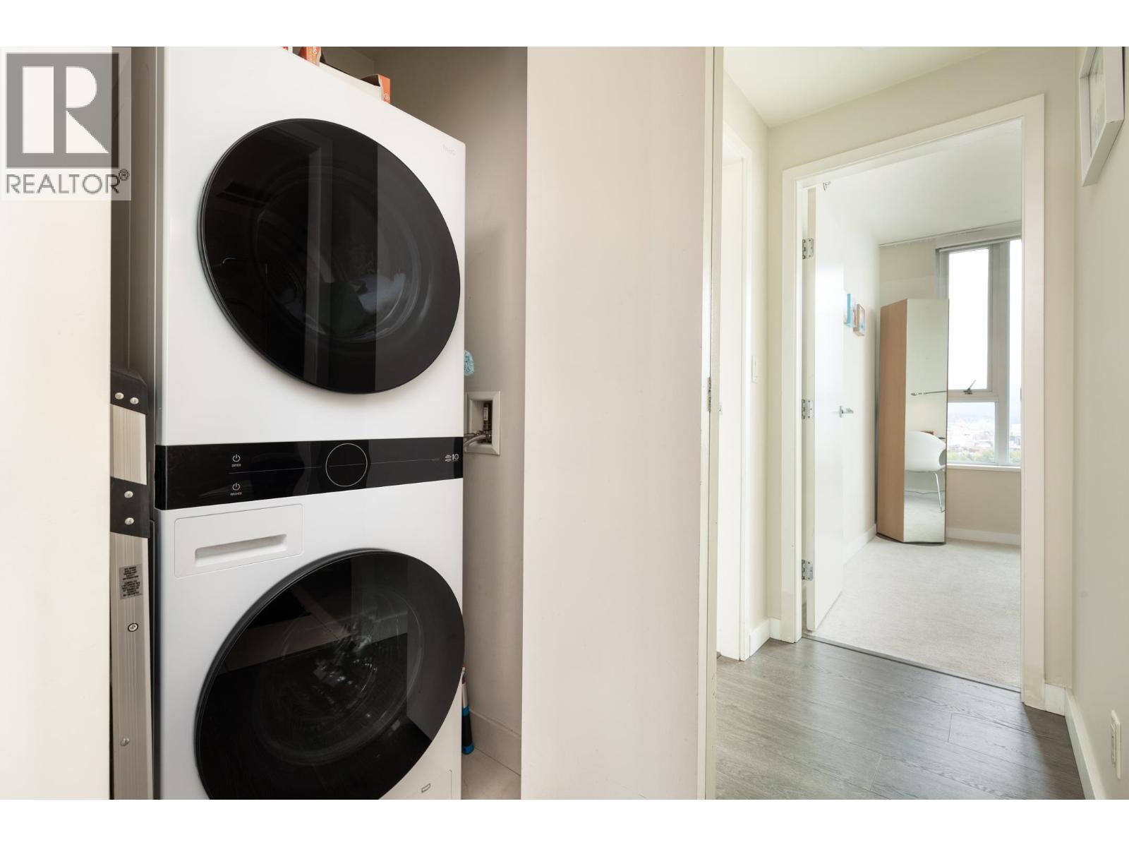 2501 8 SMITHE MEWS, Vancouver