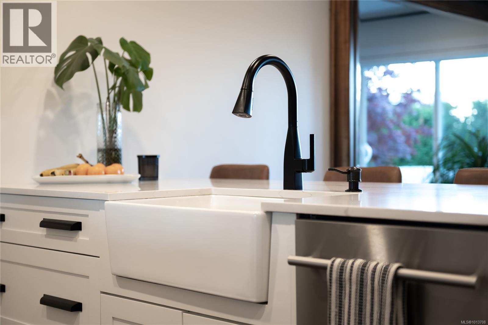 6073 Pleasant Valley Way, Nanaimo