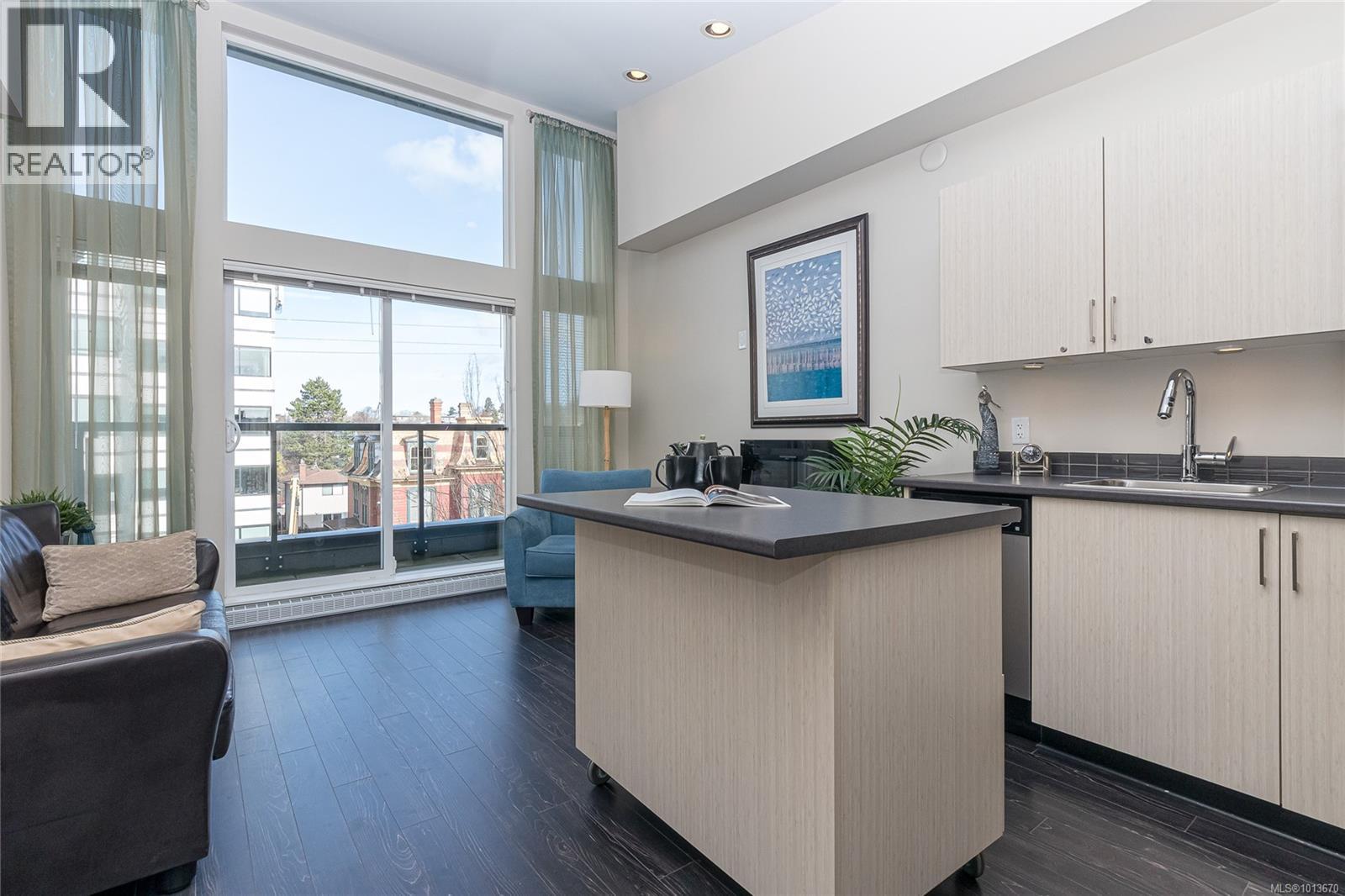 402 1121 Fort Street, Victoria