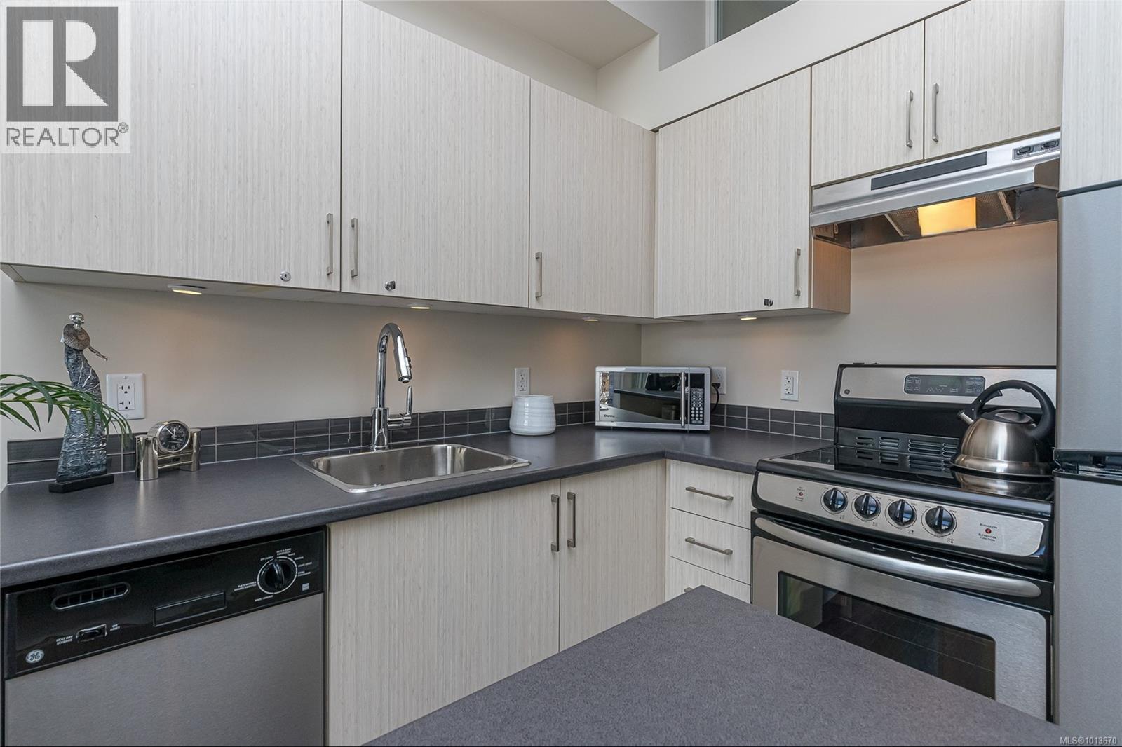 402 1121 Fort Street, Victoria