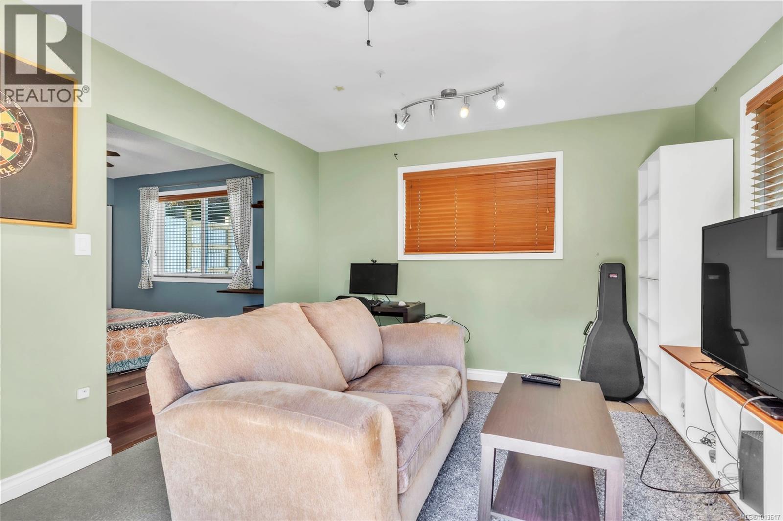  1985 Saunders Road, Sooke
