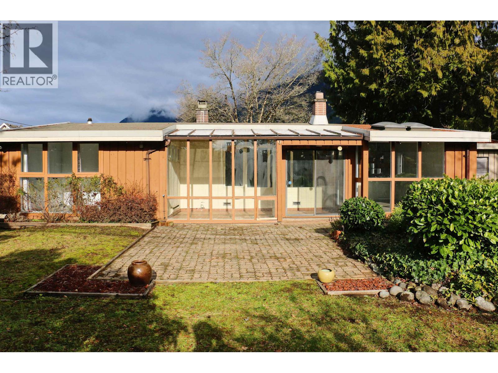 4067 SUNNYCREST DRIVE, North Vancouver