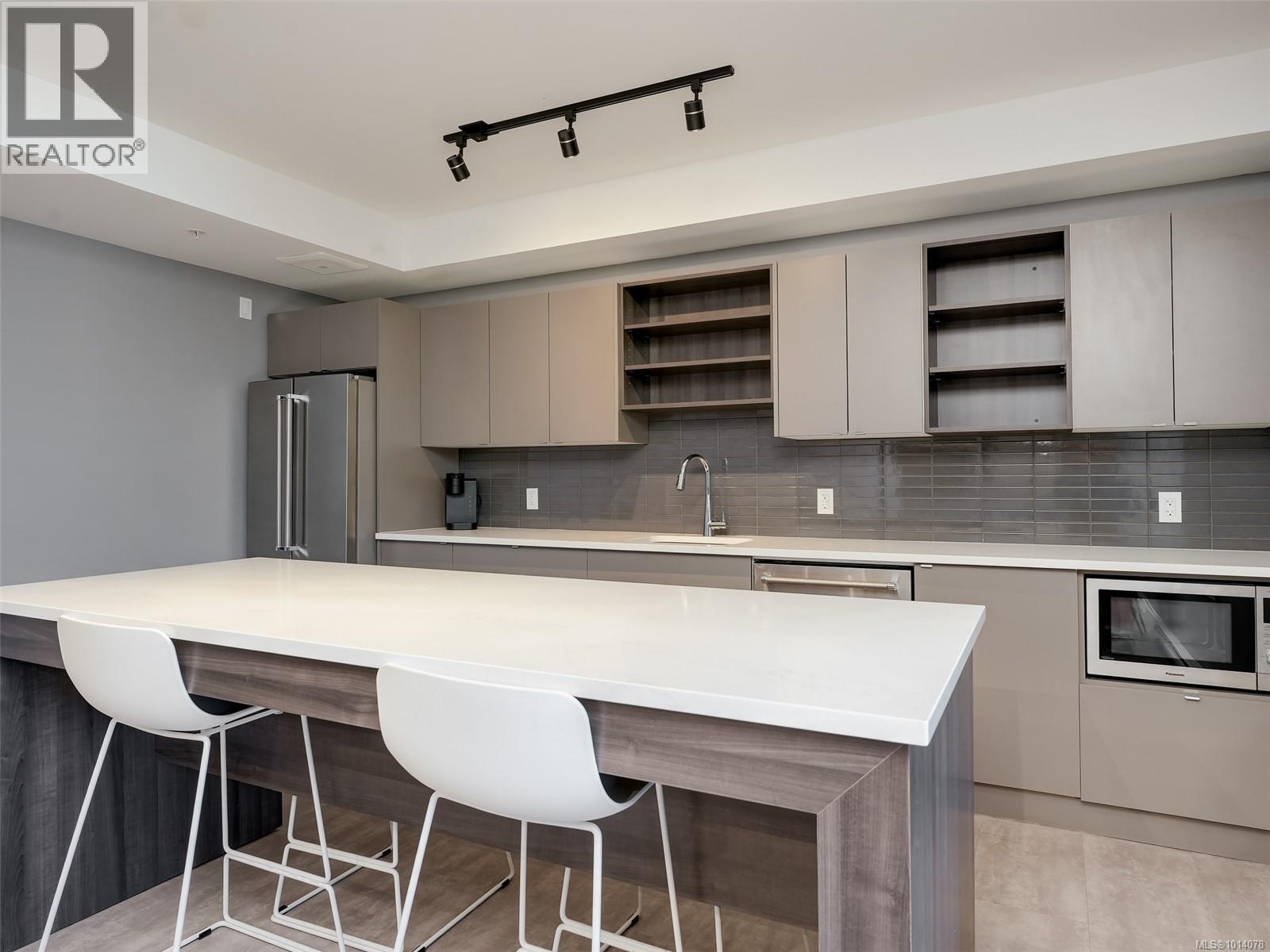 PH603 2461 Sidney Avenue, Sidney
