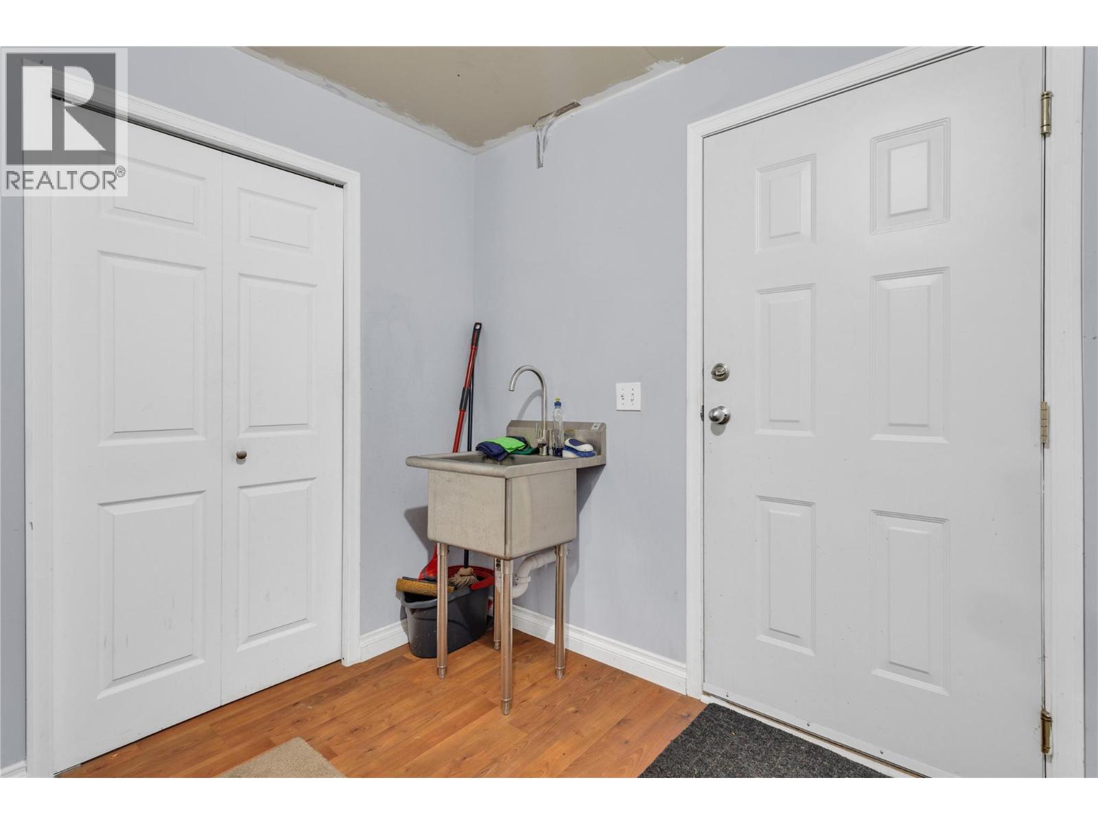  430 McCarren Avenue, Kelowna